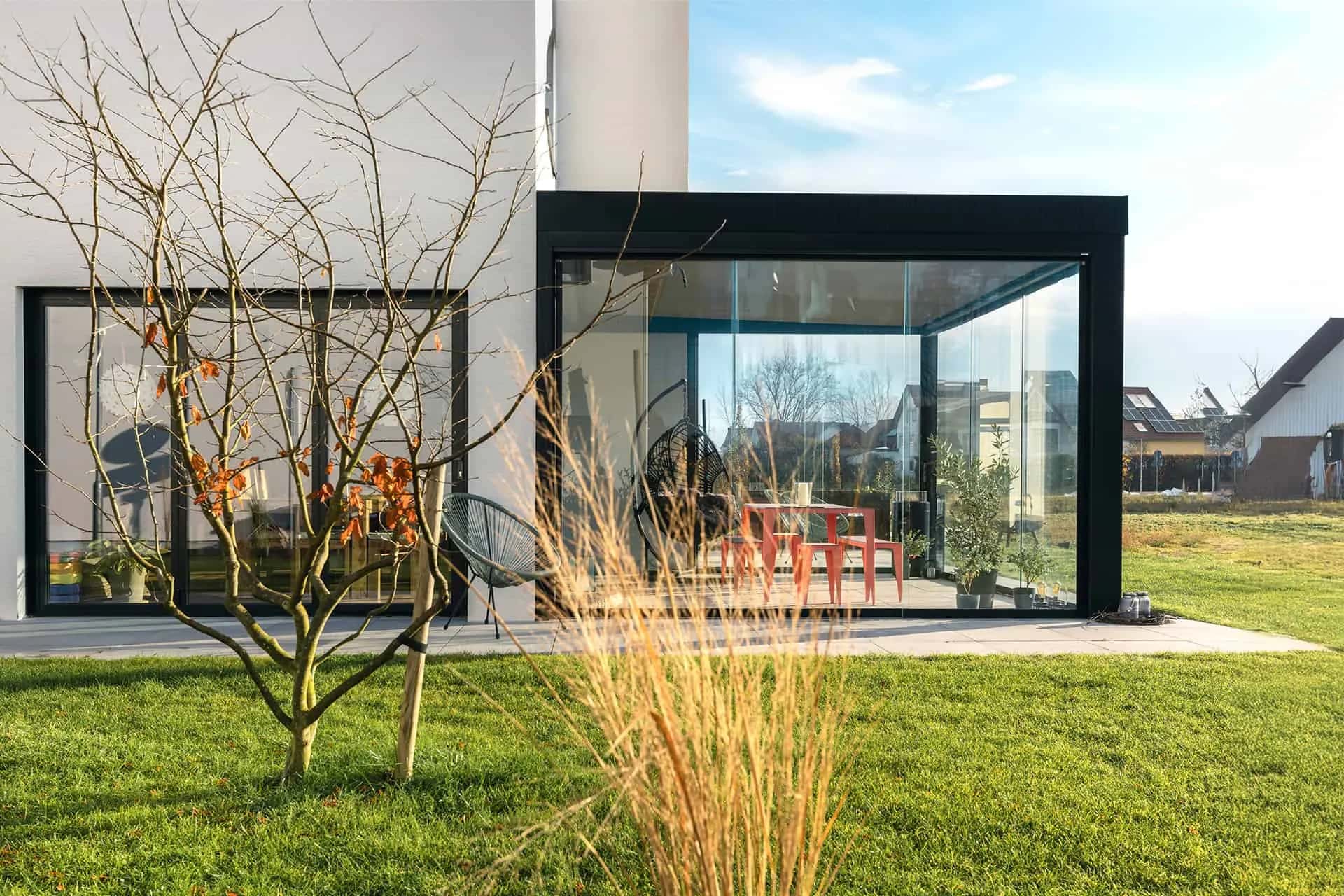 Schwarzer Glas-Kubus mit Schiebeverglasung an einem modernen Wohnhaus im Allgäu, Ausstellungsmotiv des Standorts Wangen