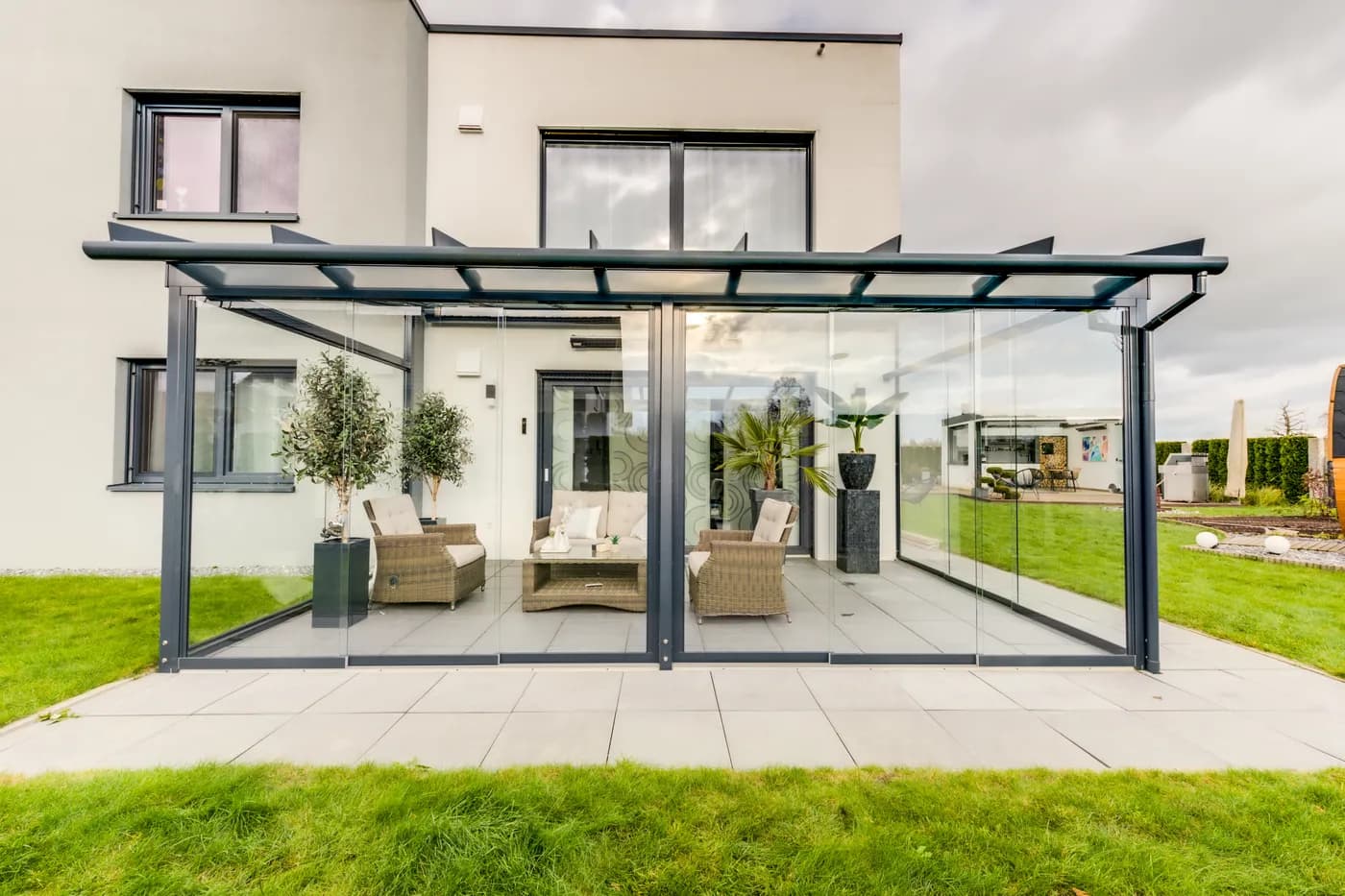 Begehbares Glashaus mit Lounge-Möbeln in der Outdoor-Ausstellung von Wild & Kienle in Herbertingen