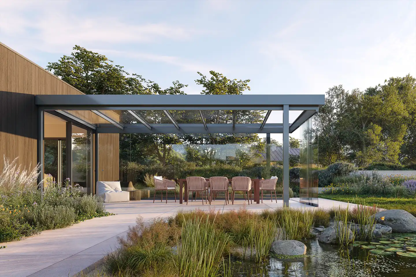 Kubisches Aluminium-Terrassendach an einem modernen Wohnhaus, Blick von der Terrasse in den Garten