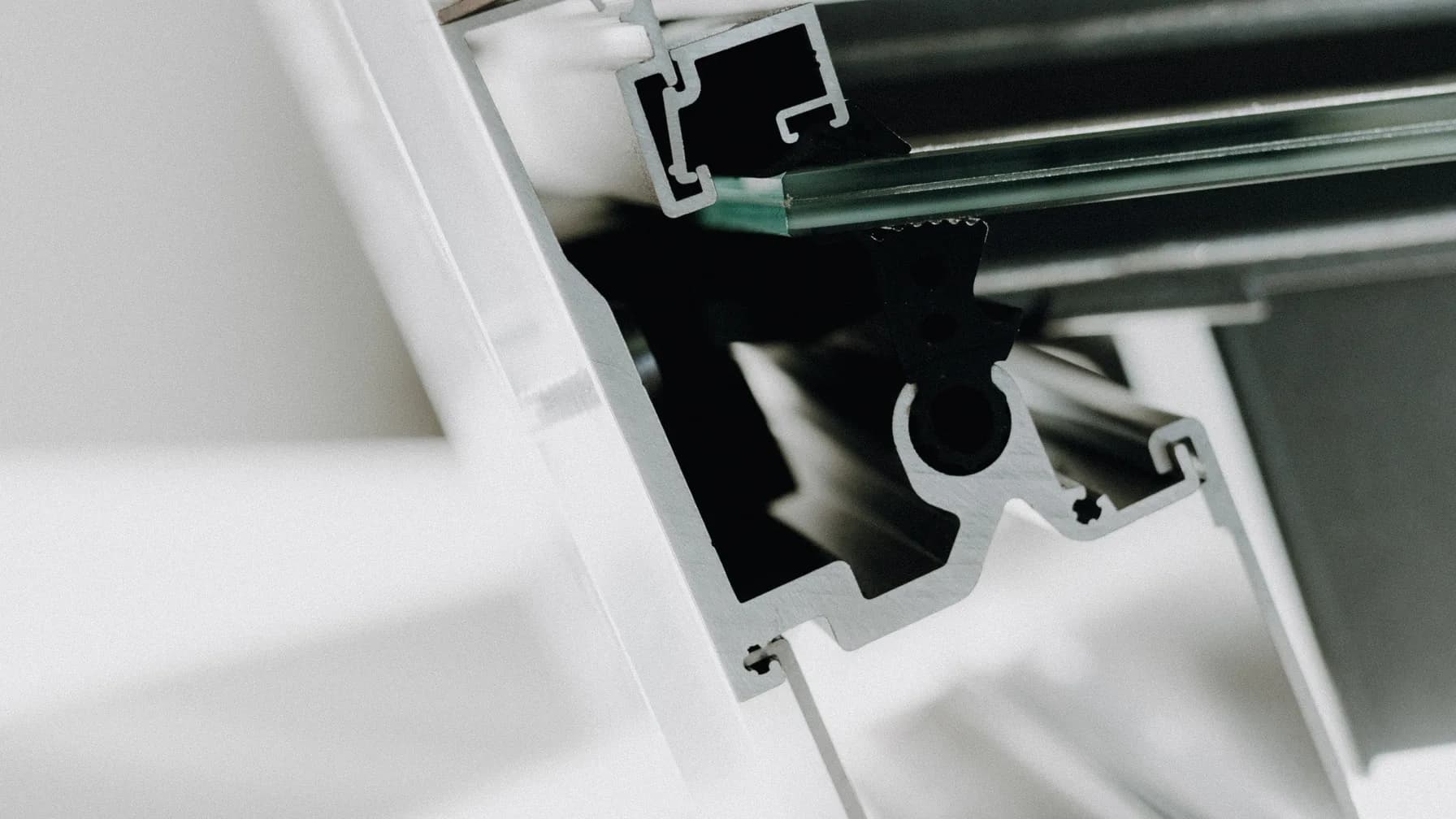 Querschnitt eines stranggepressten Aluminium-Profils mit VSG-Glaskante in der Ausstellung