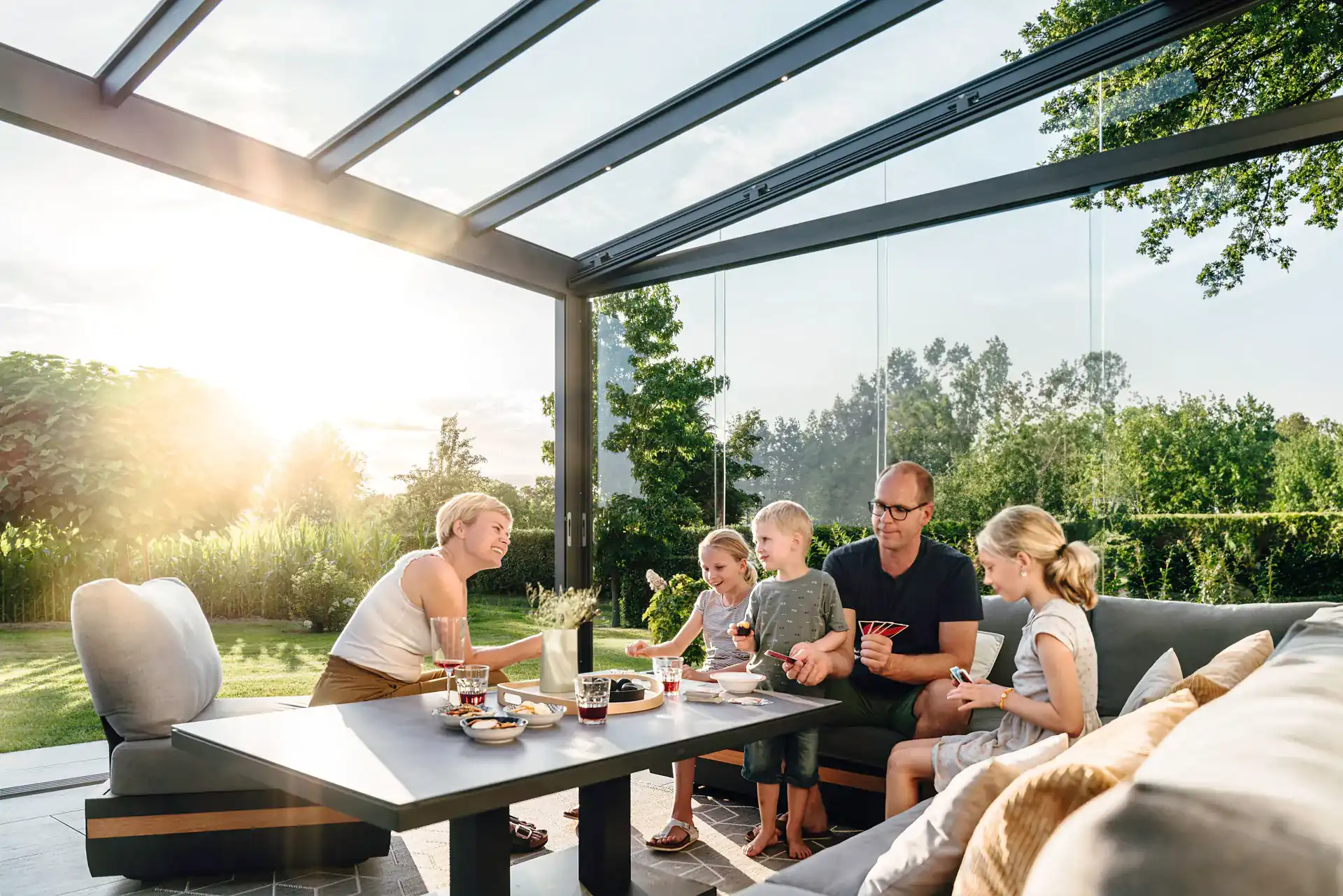 Familie unter einer Solarlux-Terrassenüberdachung von Wild & Kienle
