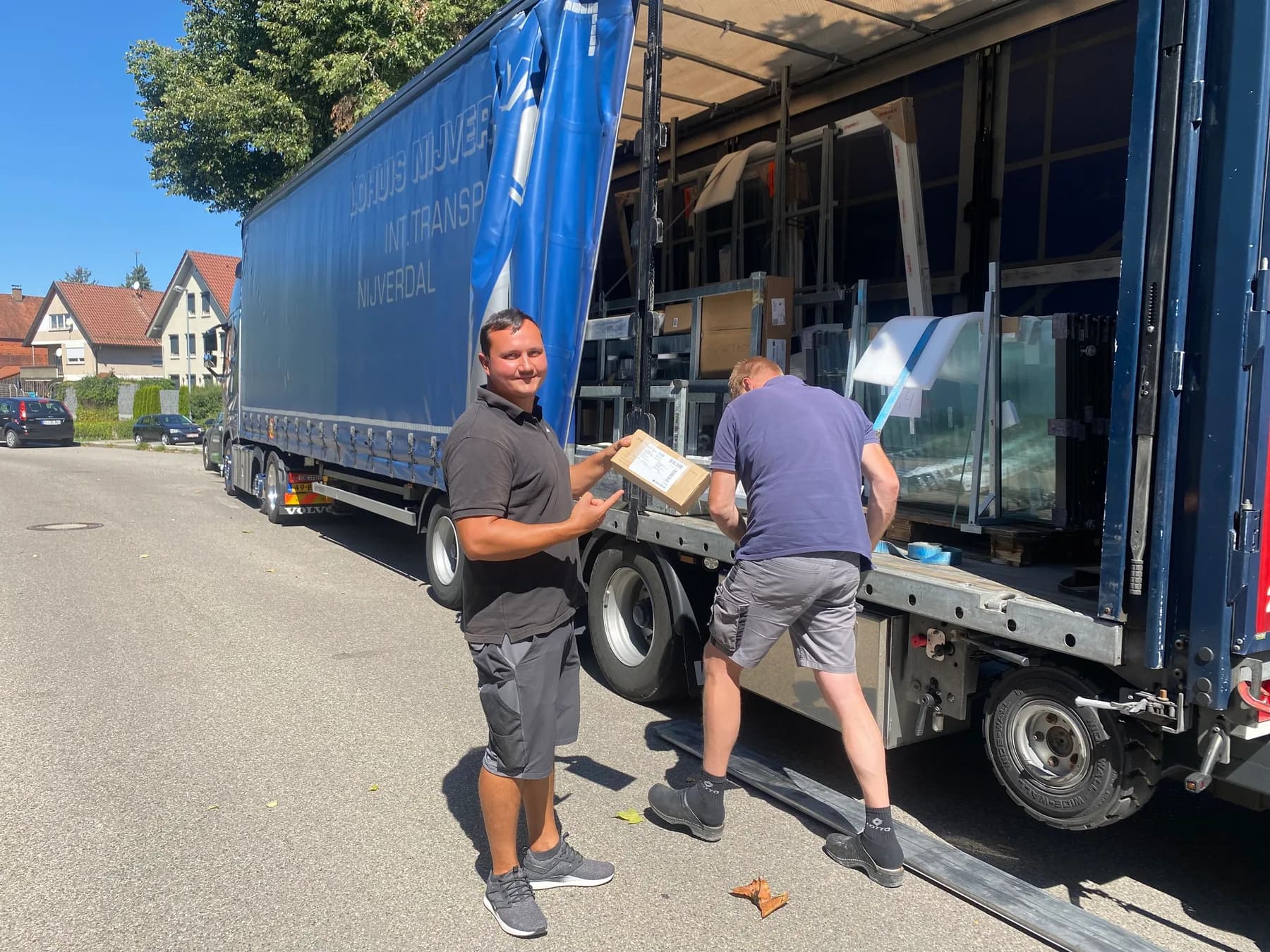 Anlieferung der Glaselemente am Lager von Wild & Kienle