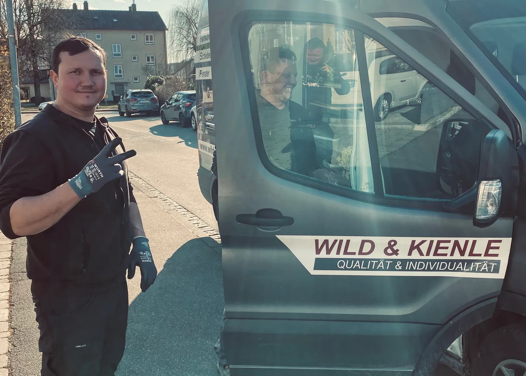Monteur von Wild & Kienle vor dem beladenen Montagebus
