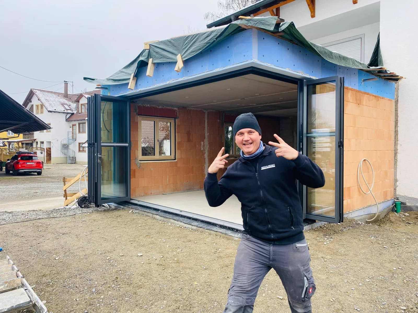 Vitali Uljanov, Montageleitung bei Wild & Kienle, auf einer Baustelle vor der eingebauten Glas-Faltwand