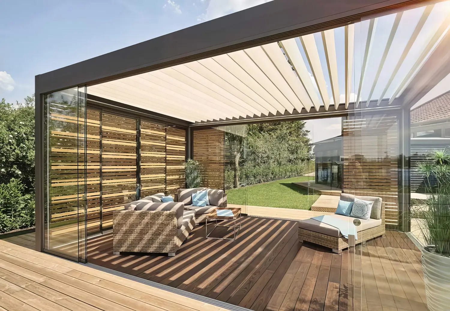 Holz-Schiebeläden aus waagerechten Latten hinter der Glaswand eines Lamellendachs, davor eine Lounge auf der Holzterrasse