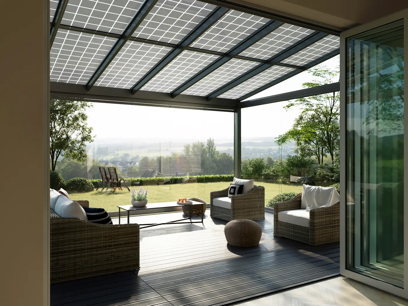 Blick von unten durch ein Terrassendach mit halbtransparenten Photovoltaik-Modulen im Glas, dahinter der Garten