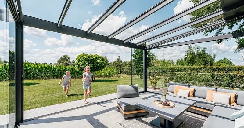 Solarlux-Terrassenüberdachung aus Aluminium mit Glasdach über einer Terrasse
