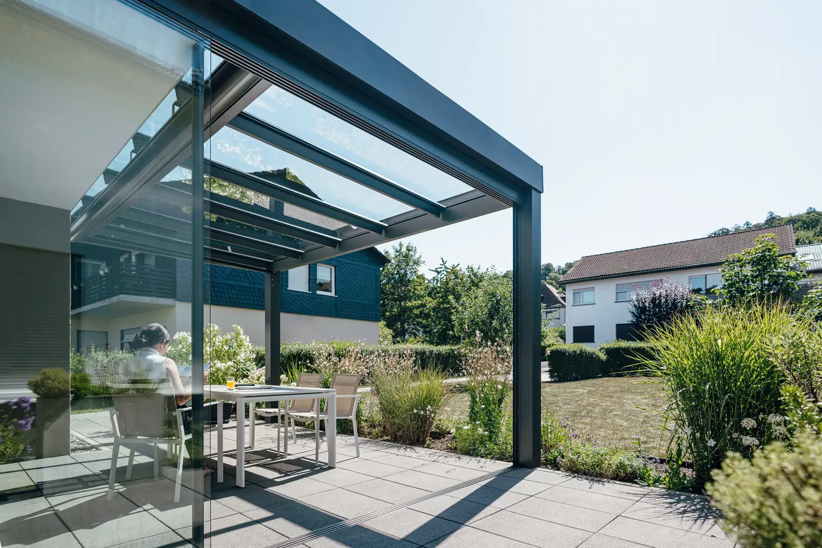 Detail der Eckstütze und geraden Dachblende eines Solarlux SDL Acubis von schräg unten