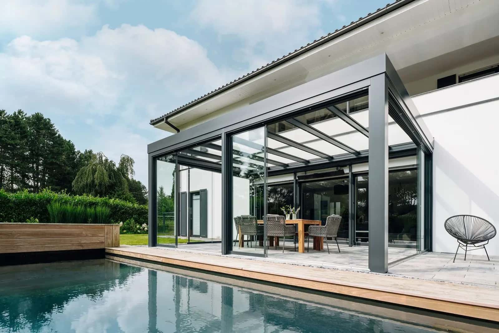 Kubisches Terrassendach Solarlux SDL Acubis in Anthrazit an einer modernen weißen Villa mit Pool