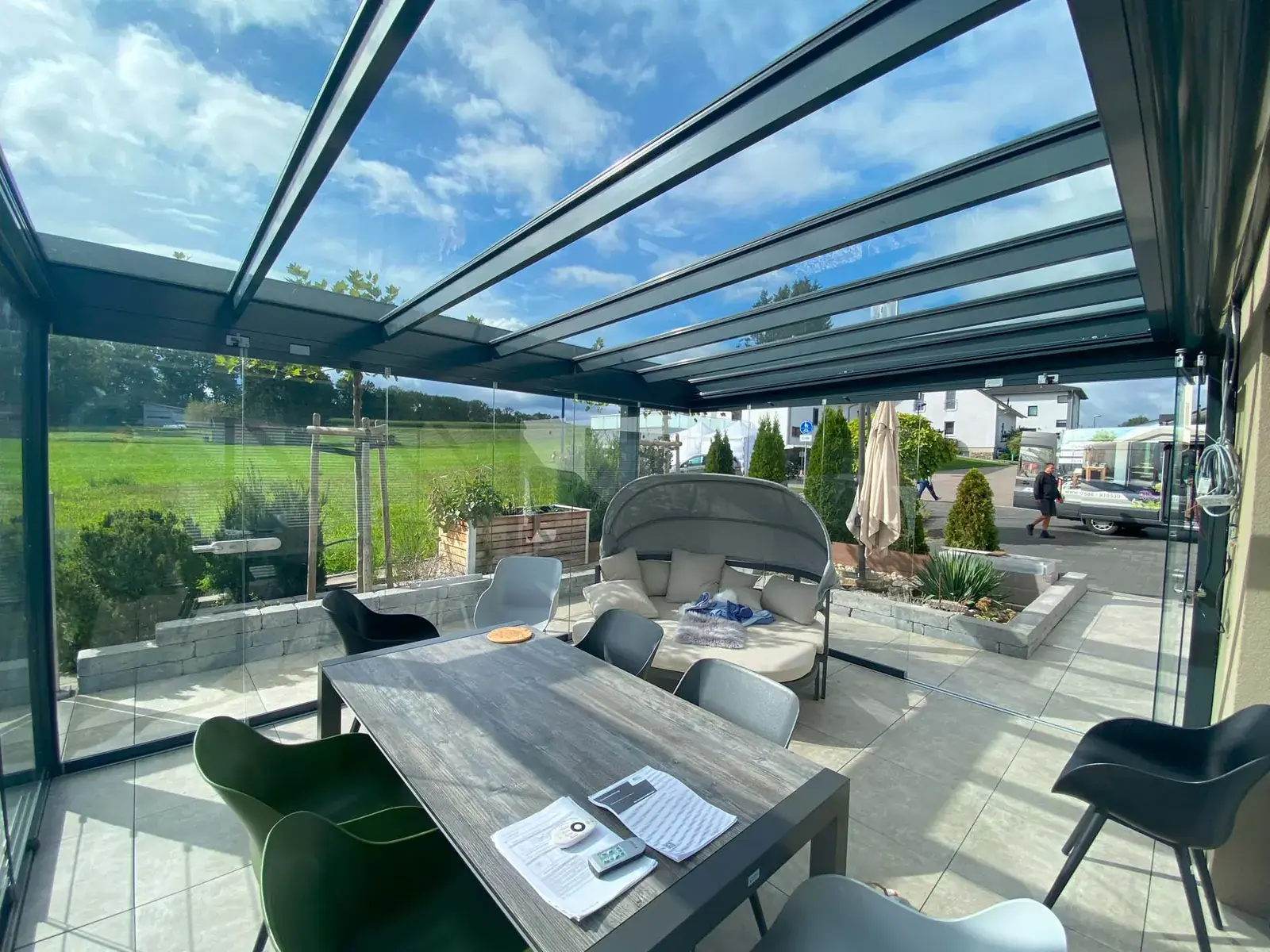 Terrassendach über der Gartenmauer bei Ulm