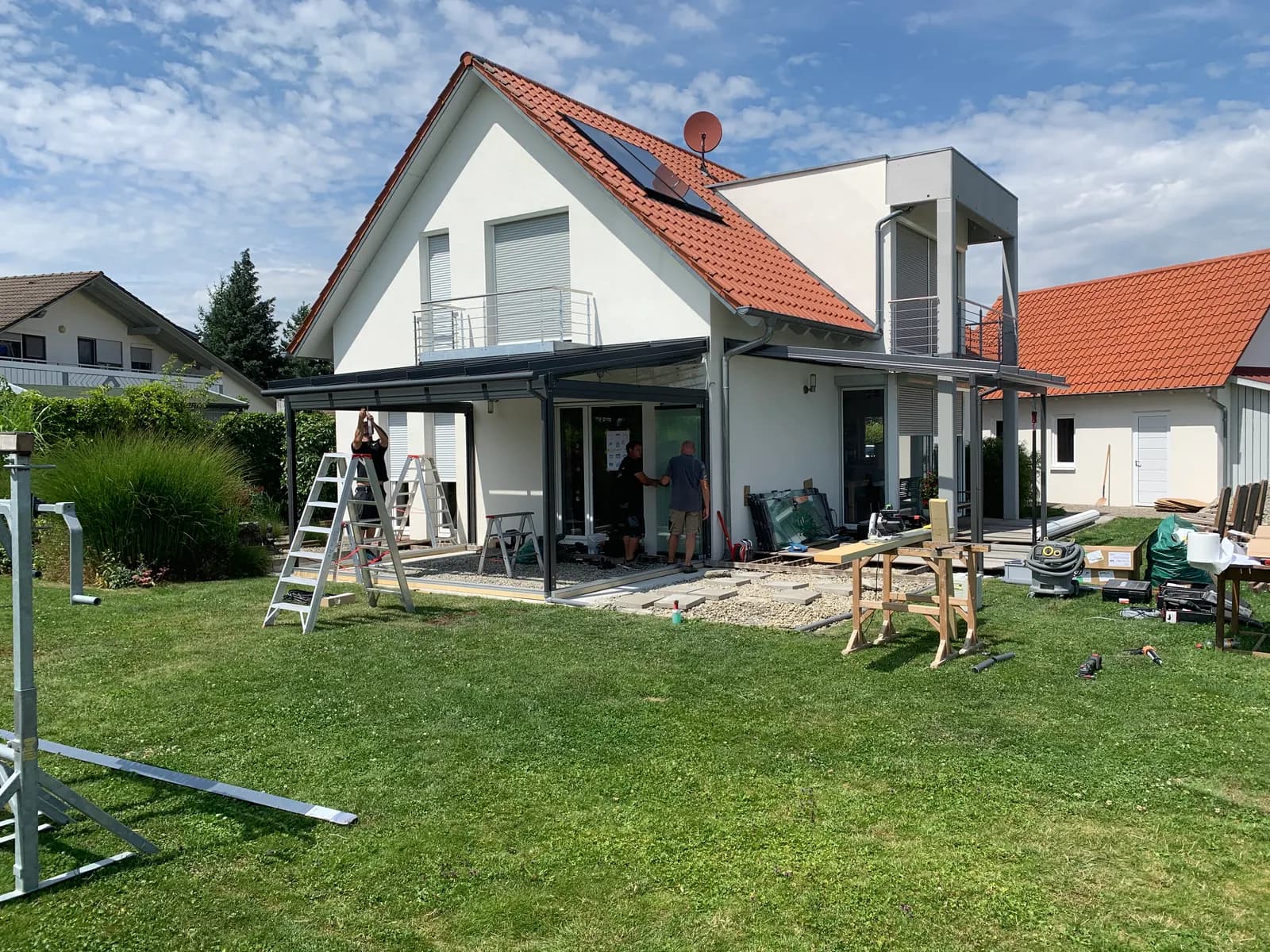 Ein Haus, zwei Dächer: Glashaus und Terrassenüberdachung in Horgenzell