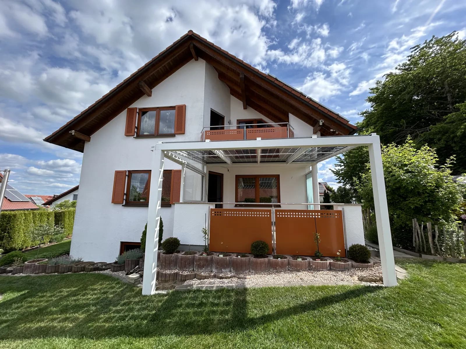 Terrassenüberdachung mit Photovoltaik in Laupheim