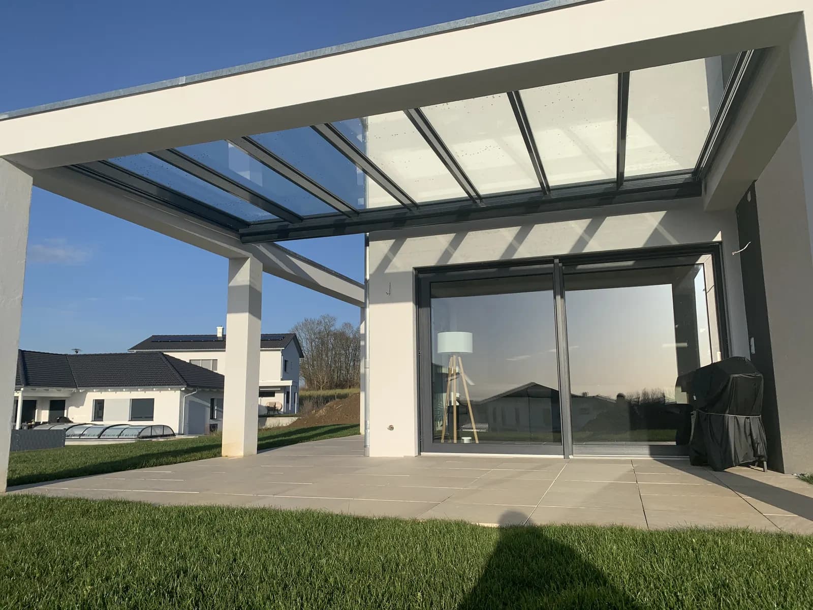 Das ins Haus gebaute Terrassendach in Ertingen