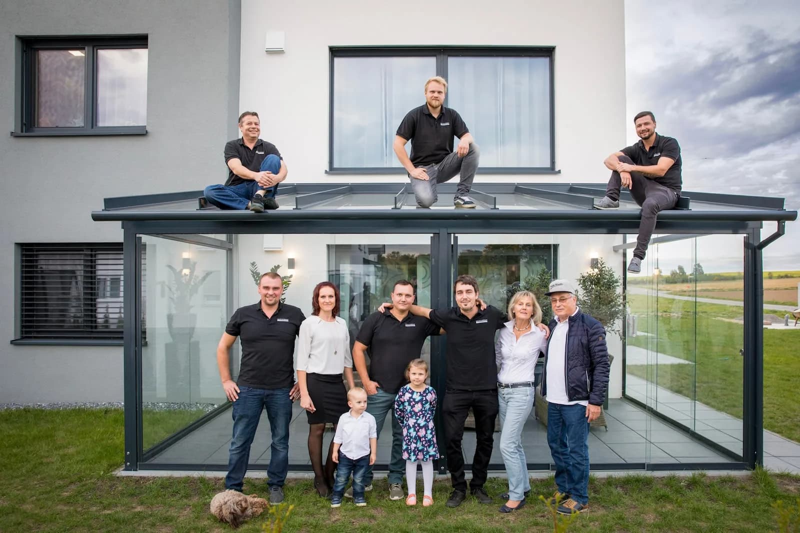 Das Team von Wild & Kienle auf und unter einem Glas-Terrassendach
