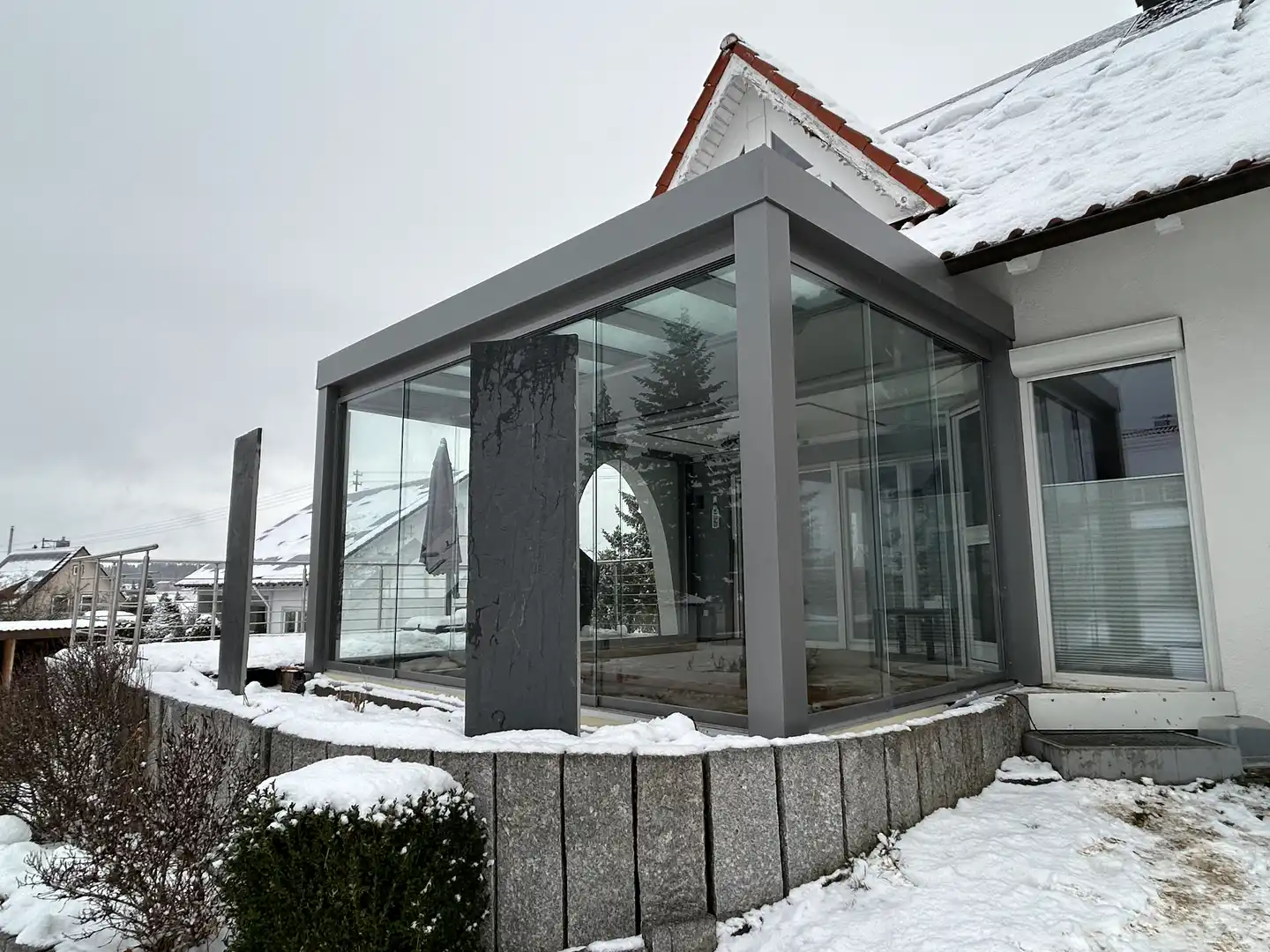 Glashaus über Eck mit Glas-Schiebewänden im Winter auf dem Heuberg