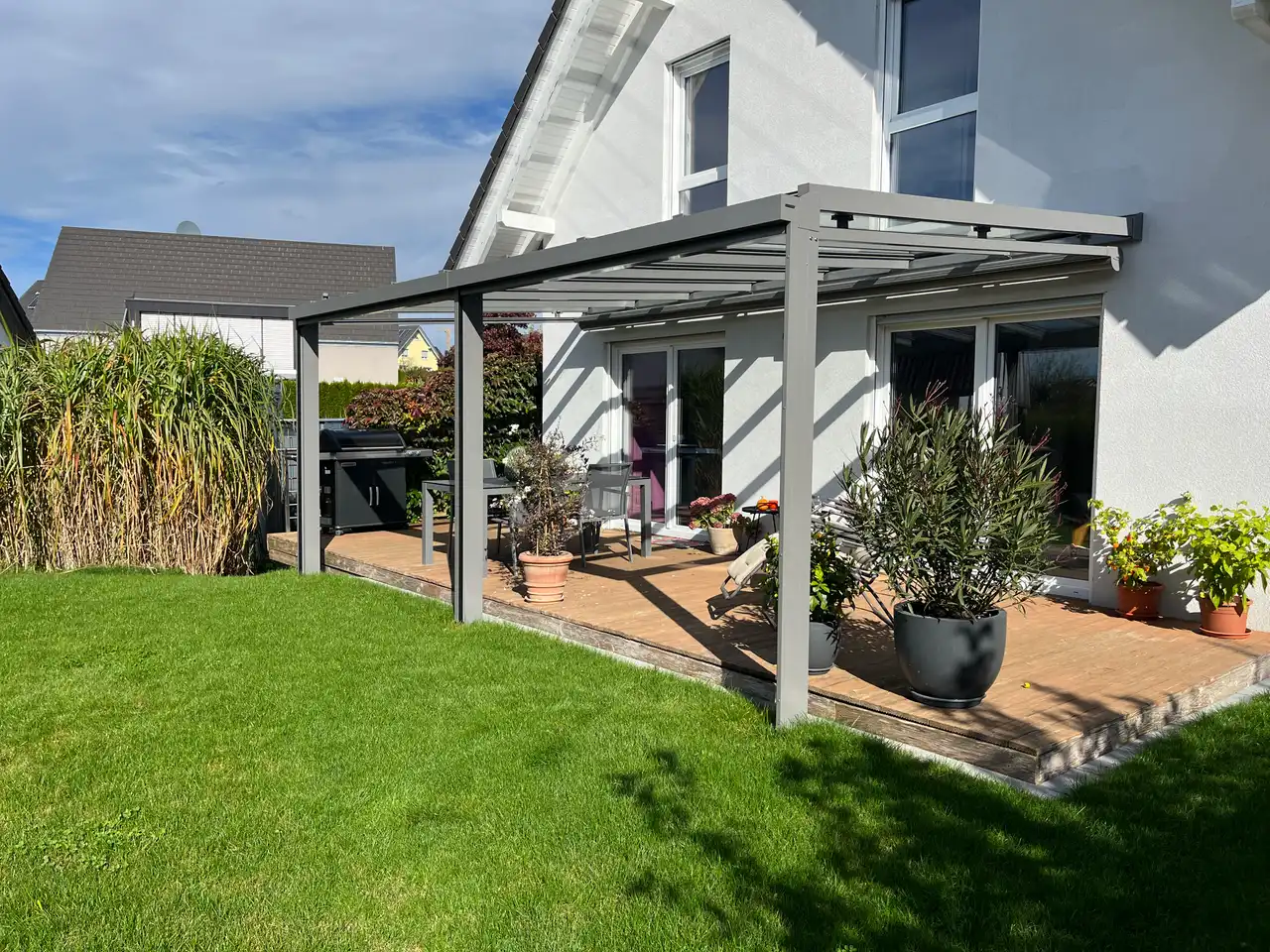 Terrassendach in Graualuminium am Einfamilienhaus im Raum Bad Saulgau