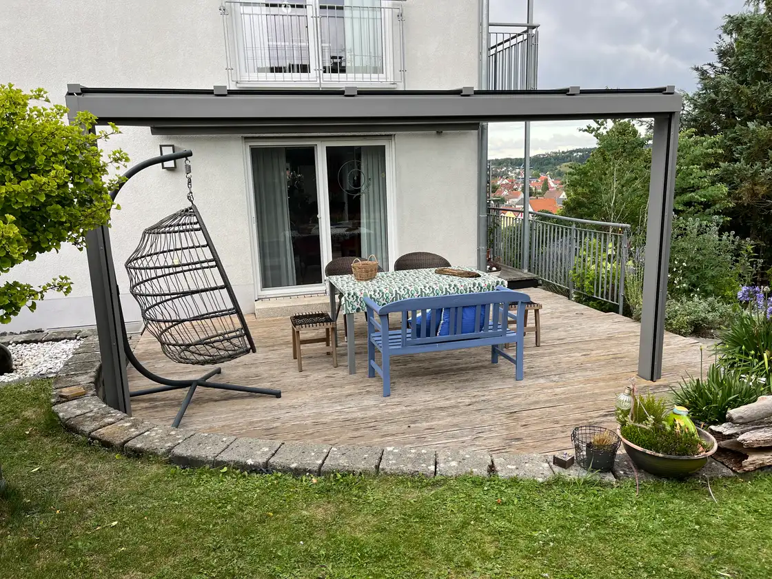 Offenes Terrassendach unter einem Balkon auf einer erhöhten Holzterrasse im Raum Sigmaringen