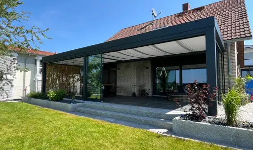 Großes Glashaus am Klinkerhaus in Hohentengen