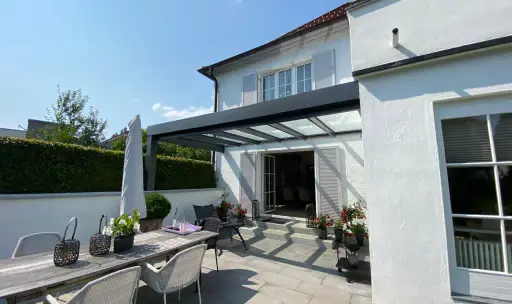 Offenes kubisches Terrassendach an einem Altbau in Kißlegg