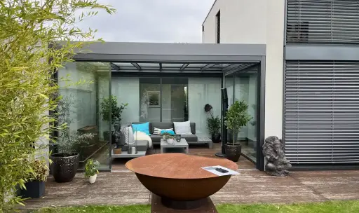 Kubisches Terrassendach in der Terrassennische in Krauchenwies