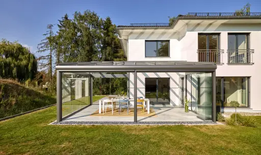 Rundum verglastes Glashaus an der Gartenseite in Unlingen