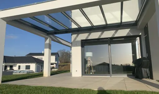 Kubisches Terrassendach im Betonrahmen des Hauses in Ertingen