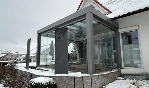 Glashaus über Eck im Winter auf dem Heuberg