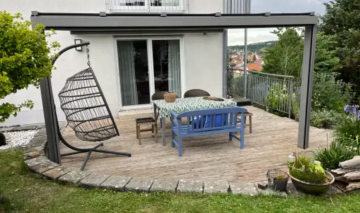 Offenes Terrassendach unter einem Balkon im Raum Sigmaringen