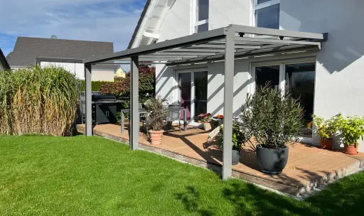 Terrassendach in Graualuminium am Einfamilienhaus im Raum Bad Saulgau