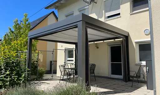 Kubisches Terrassendach mit Unterglasmarkise im Raum Herbertingen