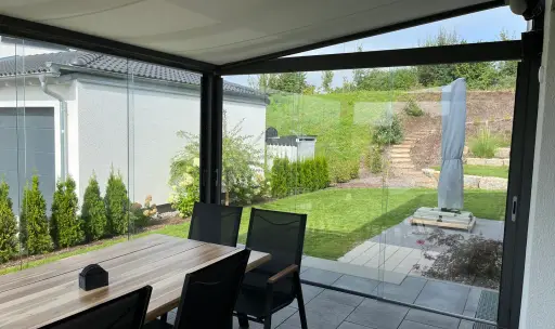 Blick aus dem Glashaus in den Garten im Raum Bad Saulgau