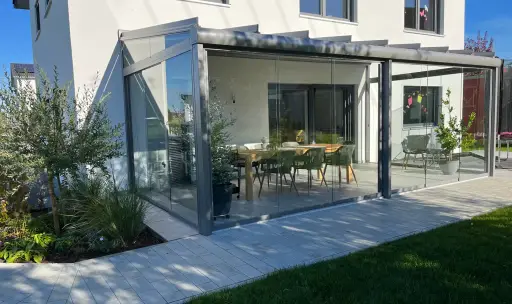 Glashaus mit Glastür am Wohnhaus im Alb-Donau-Kreis