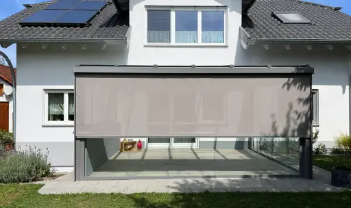 Glashaus mit Senkrechtmarkise im Raum Ehingen
