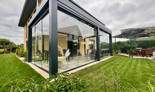 Kubisches Glashaus an der Hausecke eines modernen Wohnhauses in Wurmlingen