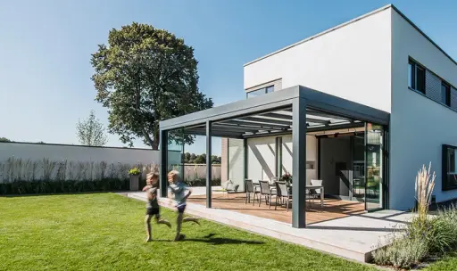 Kubische Terrassenüberdachung in Flachdach-Optik mit umlaufender Blende