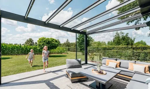 Terrassenüberdachung mit besonders schlanken Aluminiumprofilen