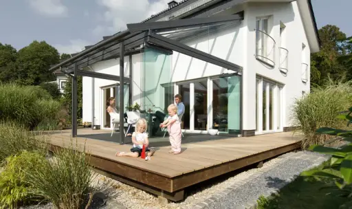 Pultdach-Terrassenüberdachung aus Aluminium und Glas an einem Wohnhaus