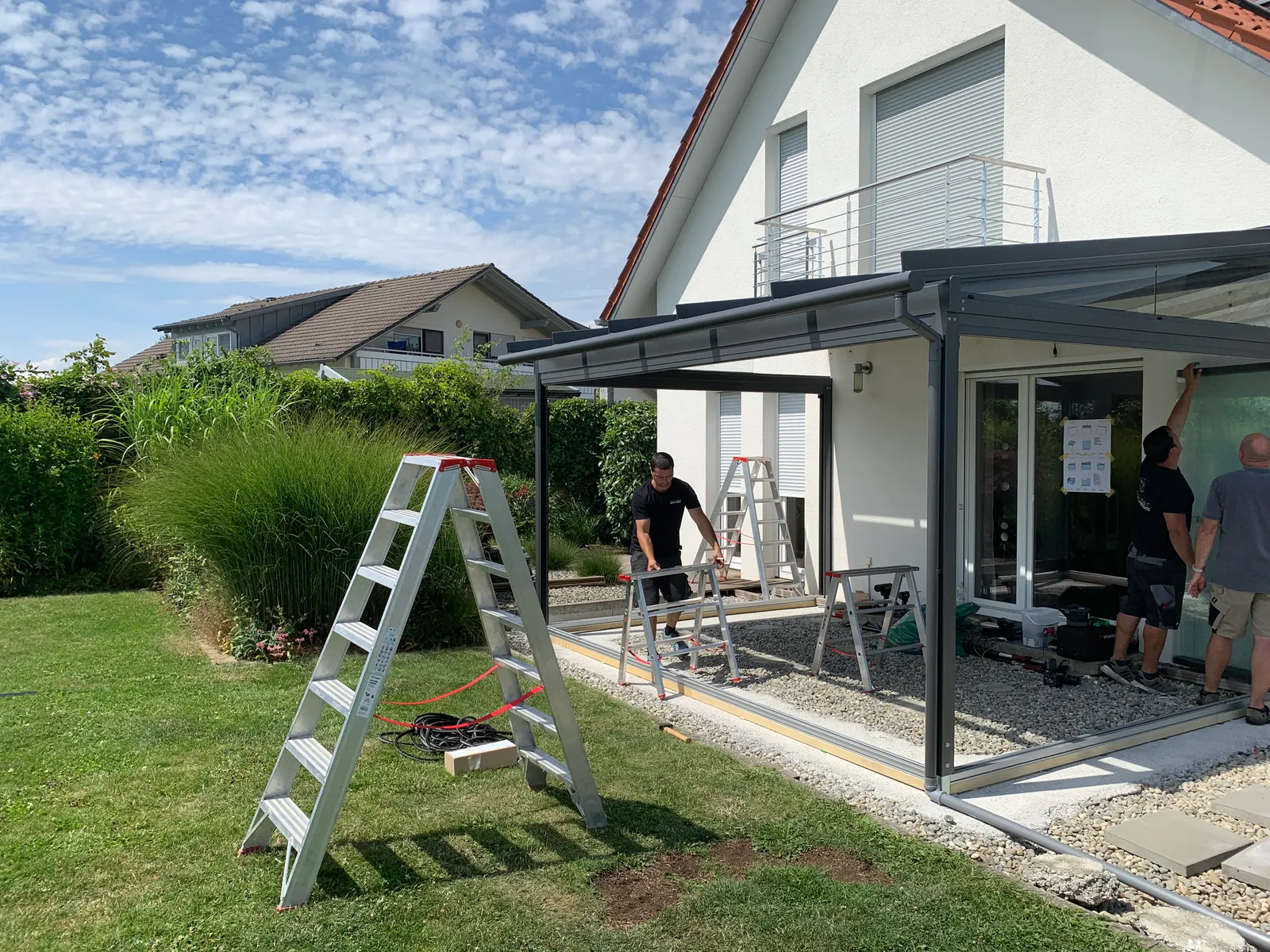 Das offene Terrassendach entsteht, dahinter steht das Glashaus bereits verglast