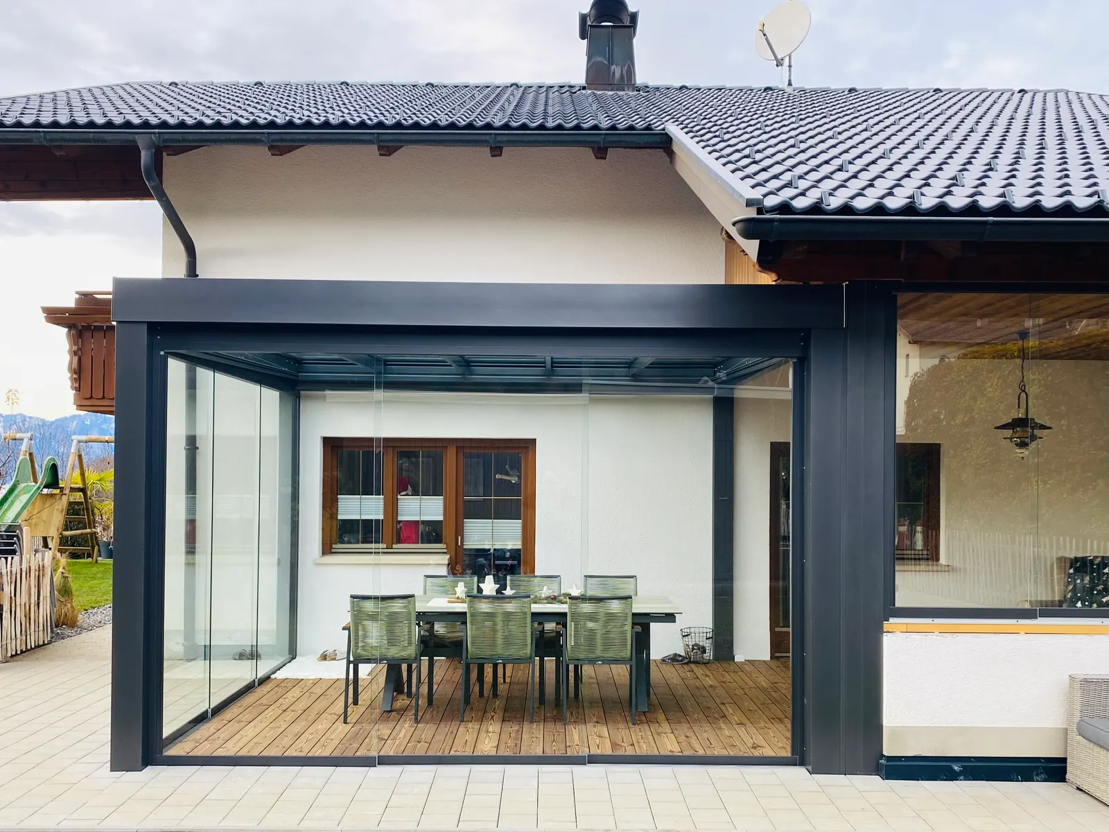 Die Front des Glashauses neben der alten Loggia mit Schiebeelement auf der Brüstung